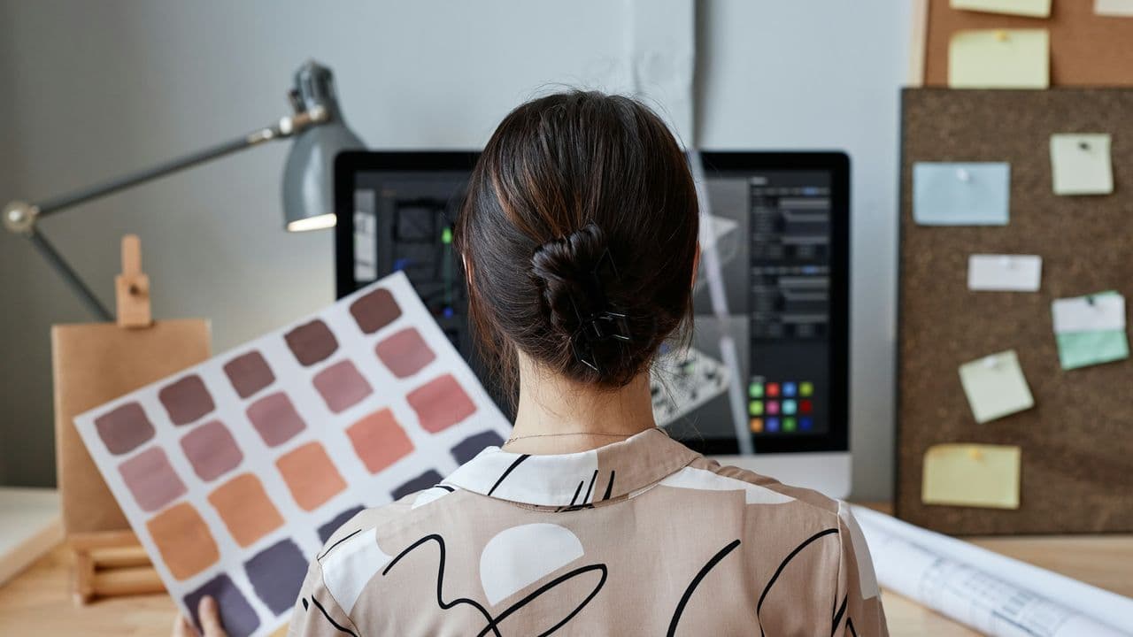 Frau schaut auf Farbpalette