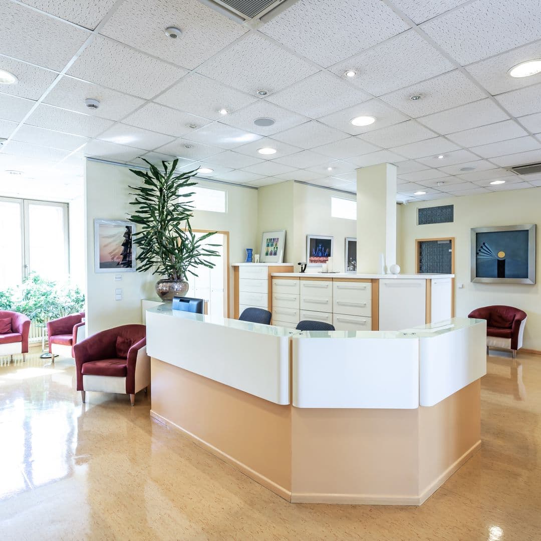 Weiße Arzttheke mit Holzakzent