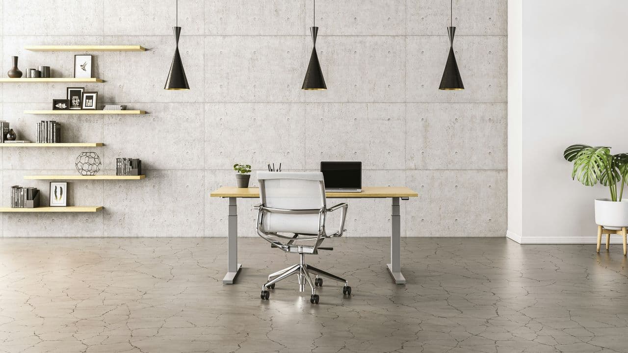 Bürotisch mit Stuhl davor