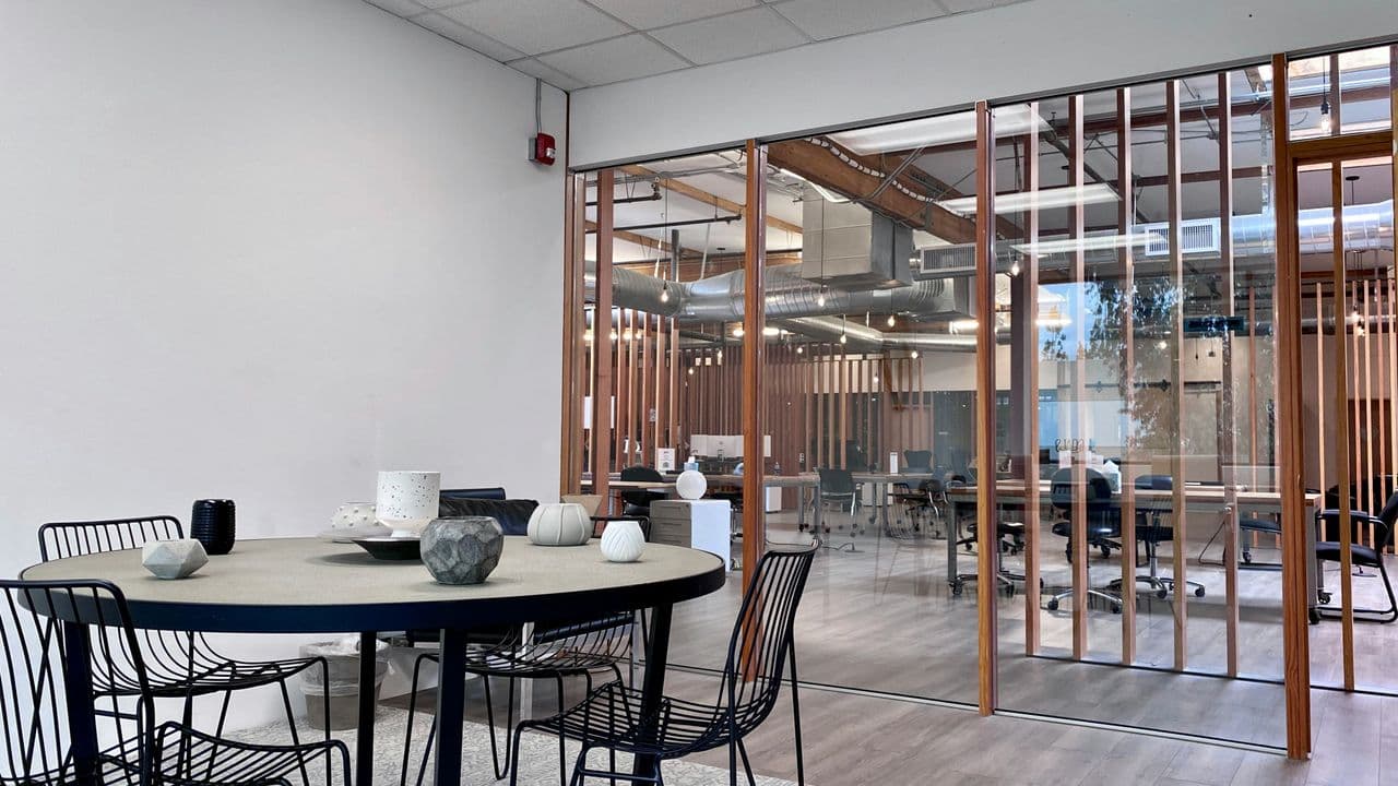 Büroraum mit rundem Tisch 