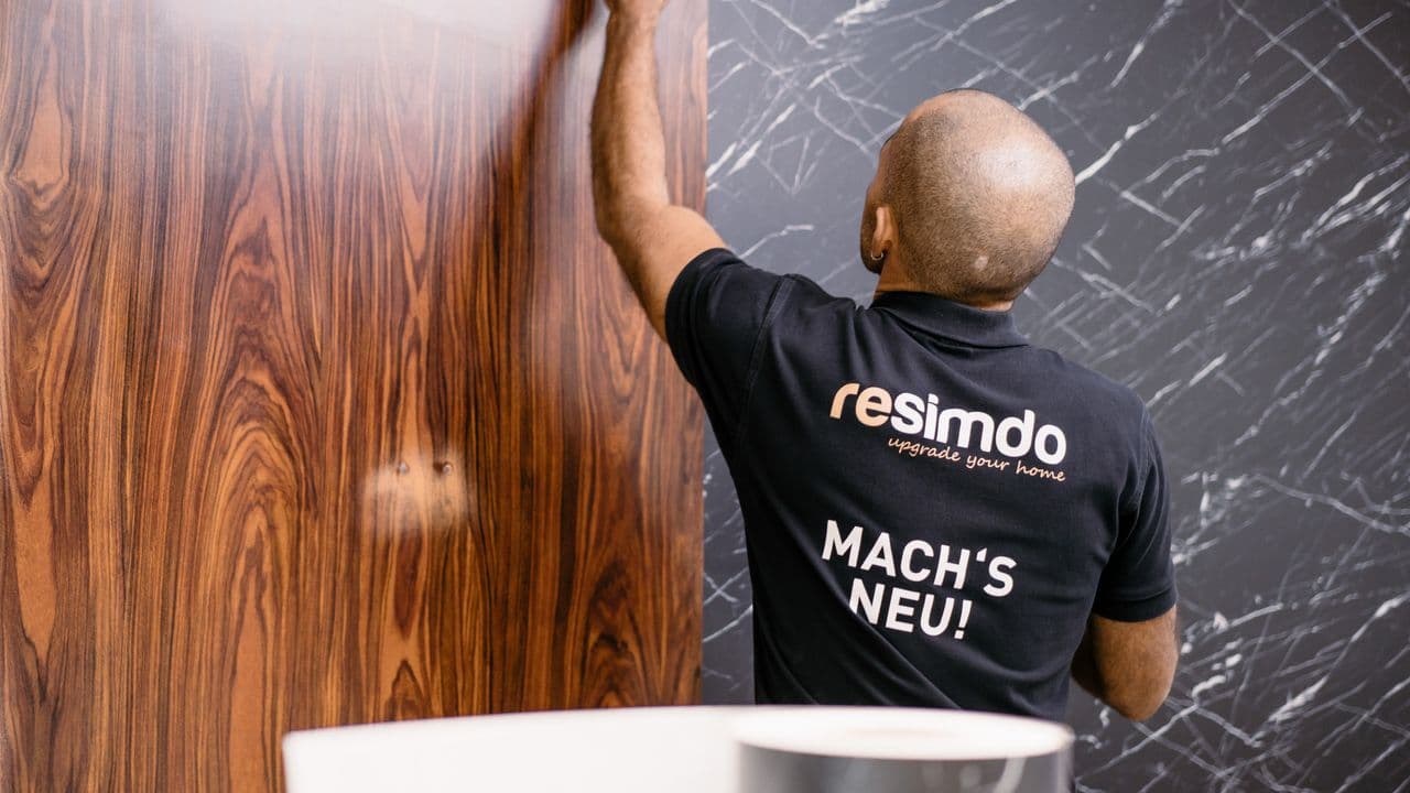 Fachmann am Folieren