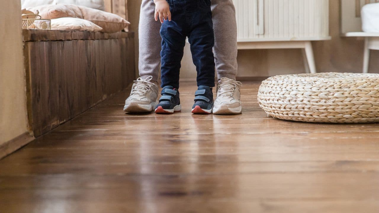 Boden in Holzoptik mit 2 Personen zu sehen